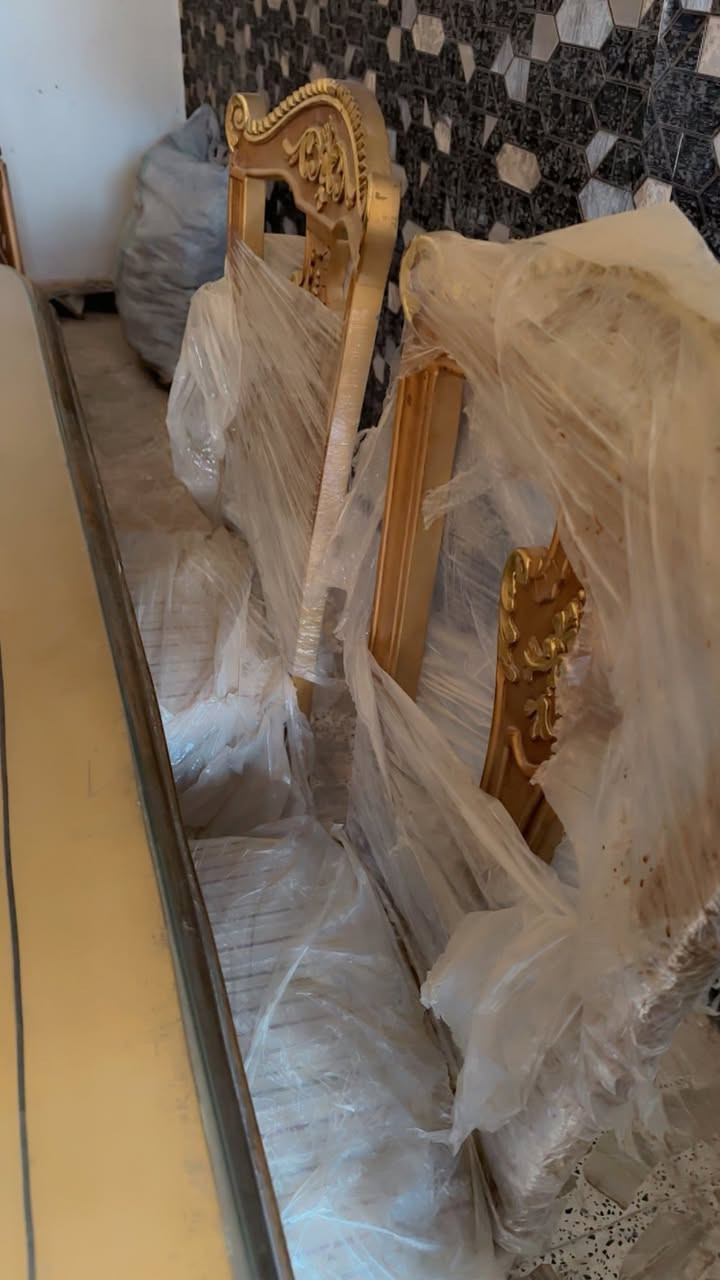 ميز طعام ملكي للبيع بعده بجيس كامل كراسي   محد كاعد عليهن مكاني كربلاء سعره ٤٠٠ وبي مجال قليل رقمي وتساب ***********
