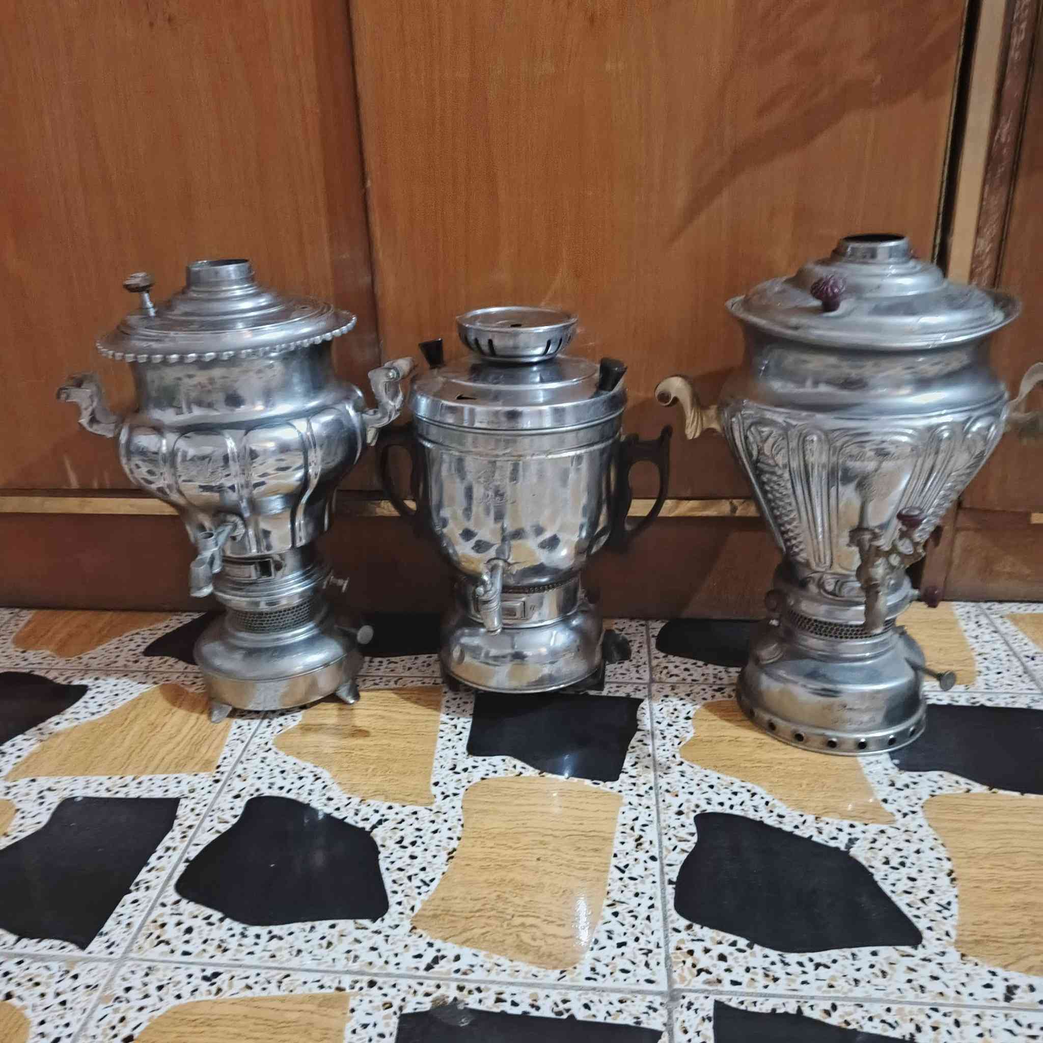 السلام عليكم سماورات العدد ٣ ابيعهم شلع ٢نفطيات واحد غازي واحد يرادله مال الحنفيه ابيعهم هيج عله وضعهم  السعر ٨٠ شراي يتصل او خاص اكو توصيل مكان بغداد ***********
