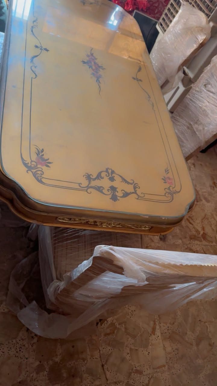 ميز طعام ملكي للبيع بعده بجيس كامل كراسي   محد كاعد عليهن مكاني كربلاء سعره ٤٠٠ وبي مجال قليل رقمي وتساب ***********
