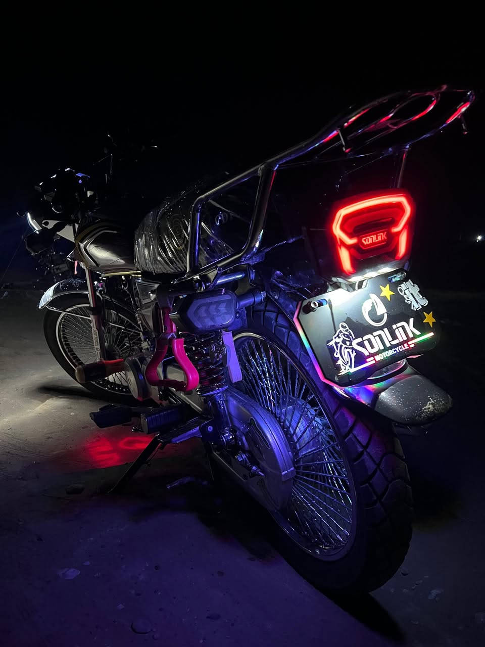 السلام عليكم 
تايكر للبيع 
شوفت عينك نضافه كهربايات شغاله 
ماناقصه ايشي
ماعدا الشاشه طافيه وموجوده 
عقل رياضي +المري موجوده 
بعده بلايلون
السعر 800وبيه مجال 
الرقم ***********
اعيد وكرر بيه مجال والمو شراي لا يتعبني
