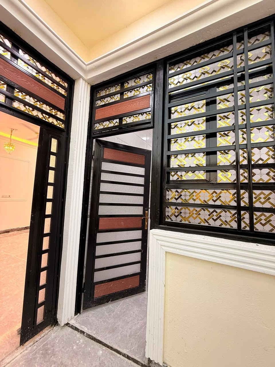 #سلام عليكم وسعد الله أوقاتكم ⁉️🤩 

#دار سكن للبيع بناء حديث 😍 

#المساحه 130 متر ركن 
#وعلى شارع تبليط 10 متر  و كافه الخدمات متوفره 

#يحتوي البيت على غرفتين نوم سويت و ديوان 
#و صاله 
و مناور 
و مطبخ 
و صحيات داخلي و خارجي بيت يخبل ماشاءالله 

#العنوان ببو الخصيب  منطقه كوت الحمداني على شارع تبليط 10 متر موقع راقي قريب على المحكمه

طابو صرف زراعي بأسم عراقي نموذج 25 راعي لارض موجود نفس 
المنطقه 

السعر 85 و قابل للتفاوض 
للاستفسار ***********
