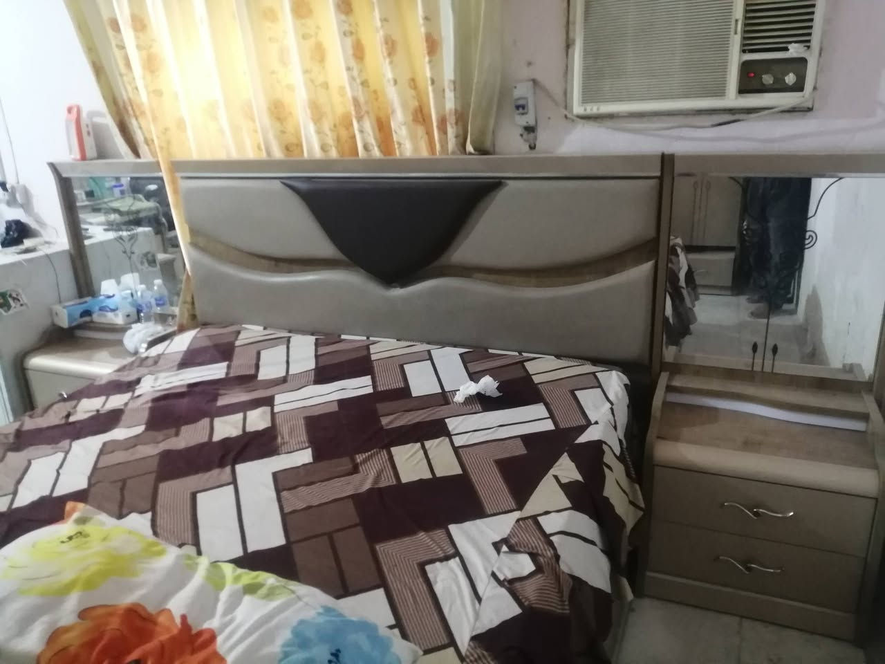 غرفه تركي بعدهة جديده قليل مستخدمه للبيع للأستفسار عل الخاص أو *********** *********** ديوانيه حي الجزائر
