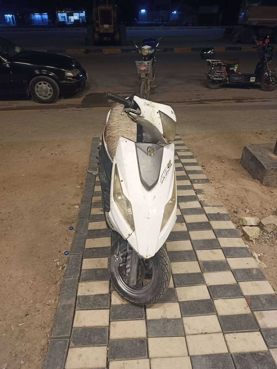 السلام عليكم 
دراجه البيع او مراوس بدراجه شحن 
سايم نحلة 
سرعه 140
تشغيل نكرة صلف  
نقص واير بريك و واير بلك 
رقم (***********)
واتساب (***********)
