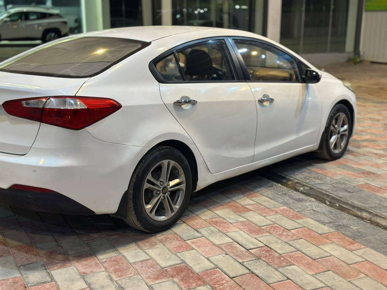 السلام عليكم مكلف بنشر سيراتو 13 
بيها مكانات صبغ ابيع حزام 
المحرك بي خيط بخار 
باسم شرك البخيت مداور 
السعر 95 بيها مجال*********** مكانه في النجف
