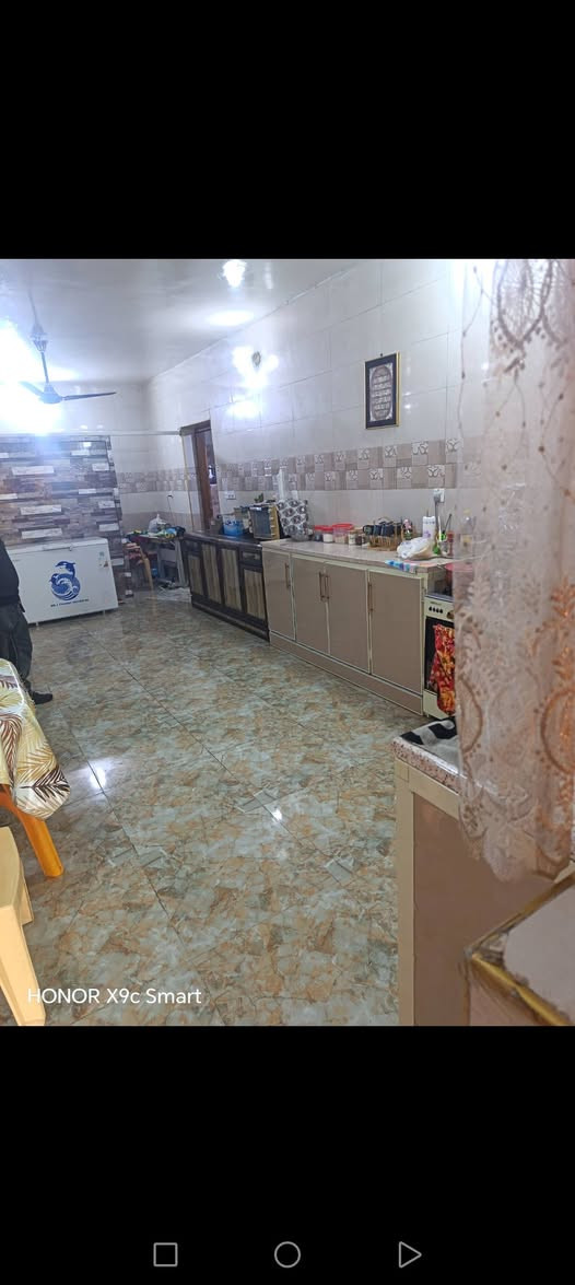 السلام عليكم دار للبيع مساحة 240متر يحتوي على 4غرفة نوم وصالةومطبخ وخدمات وكراج  بيت نظيف ارضية مرمر موقع ممتاز ظباط شهداء بياع خلف مدرسة الاماني الاستفسار على هذا الرقم ***********
