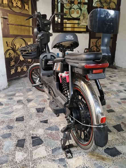 السلام عليكم دراجه شحن حجم 20 للبيع قيم واخذ شغاله وتمشي وبيها R بك قيم واخذ محتاج فلوس ورقمي بي واتساب *********** مكاني بغداد العبيدي
