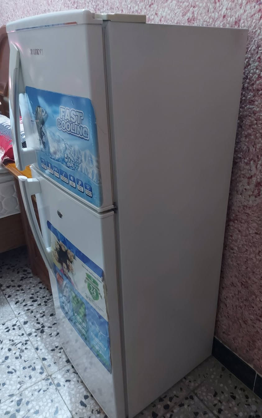 ثلاجة للبيع 10قدم نوعيته هونداي نظافة 95% وشرط تجميد فول
للاستفسار ***********
