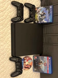 بلاي4  مهكر وياه ٣ يدات اصليه و٣ لعاب قراص وبي لعاب منزل ٦ لعب  لسعر 2...