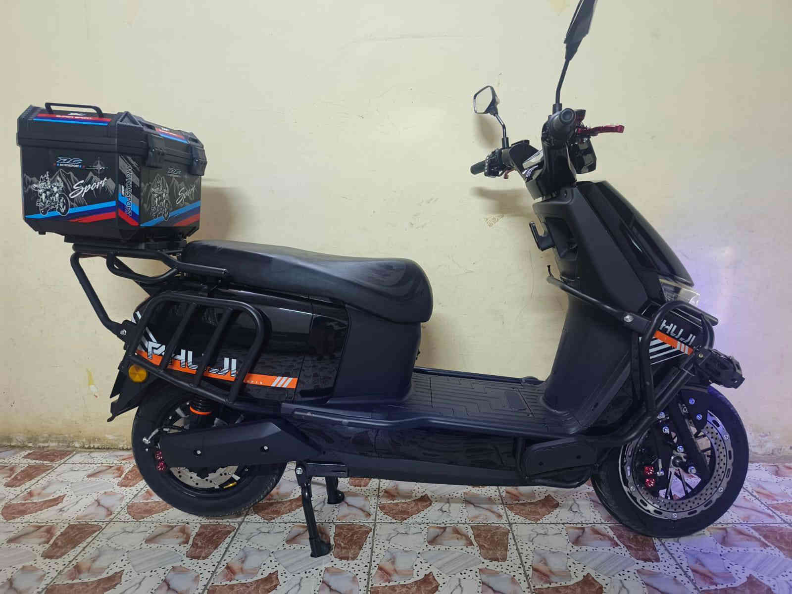 السلام عليكم للبيع دراجه شحن سكنس فضائي الدراجه جديده شخط واحد مابيها تعل وفحص مكفوله كفاله عامه صار اقل الشهر من مشتريها تجي فول مواصفات وصل المعرض موجود
تجي شاشه اعطال تكشف عطل الدراجه
بريك امامي خلفي دس هايدروليك
حساس امامي خلفي
سستم صوت فلاش +رام + بلوتوث+ راديو 
لايت عالي ناصي زنون
بك لايت لد LED
دبل اشارع ليزي
نضام Rالرجوع الى الخلف
شاحنه موبايل
ملف 2500
شاحنه كبيره رقميه تدعم الشحن السيع ولطفاء عند امتلاء البطاريه
سرعه الدراجه 110 حقيقي 100
تجي 6 بطاريات مصطره الحجم الكبير 40 انبير
تايرات امامي خلفي جبيلي الحجم الكبير 
ويل كب
درع 380 درجه لحمايه الدراجه + طلاعات جانبيه
مساحه تخوين واسعه
تجي بصمتين علمن الدراجه بصمه مو سويج 
الشراي يتفضل خاص او التصال عله الرقم *********** متوفر واتساب مكان الدراجه ساحت عدن السعر 950 او بي مجال
