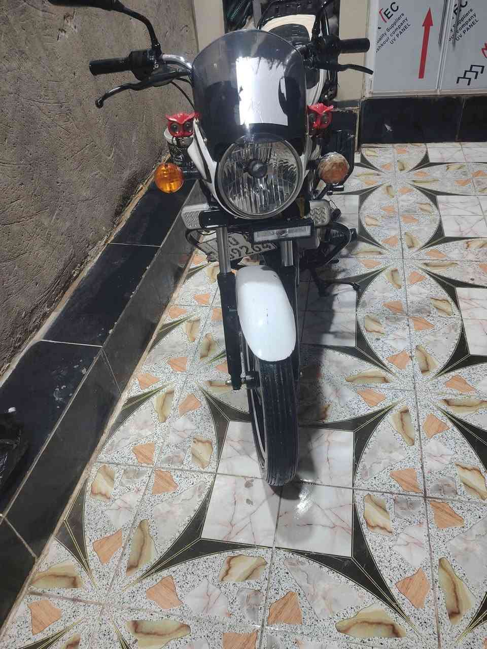 السلام عليكم بوكسر للبيع موديل 20  امرقم بسمي نظافة 100٪ اي نقص مابي بس باتري خير من الله السعر 1600 وبي مجالل
الرقم ***********
