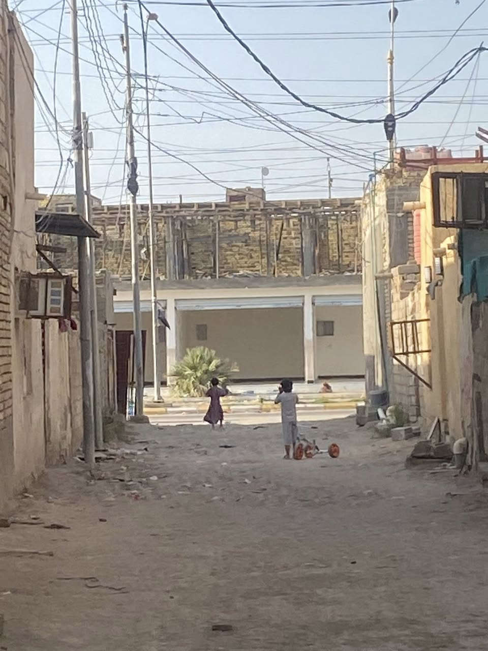 بيت زراعيه للبيع قريب على شارع العآم الثاني بيت عن شارع العام 
البيت بناء بلوك عكاد سطح شتايكر 
مساحة ١٠٠م بناء البيت غرفه 1 ومطبخ وصاله واستقبال 
كل خدمات متوفر 
***********
