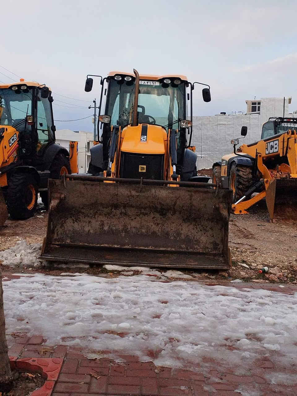 سلام عليكم JCBموديل 2011  منفيست 
مكفول من كلشي خمسة كير دكمه سلايت نضافة فول عدد ساعات 6000(***********(***********
