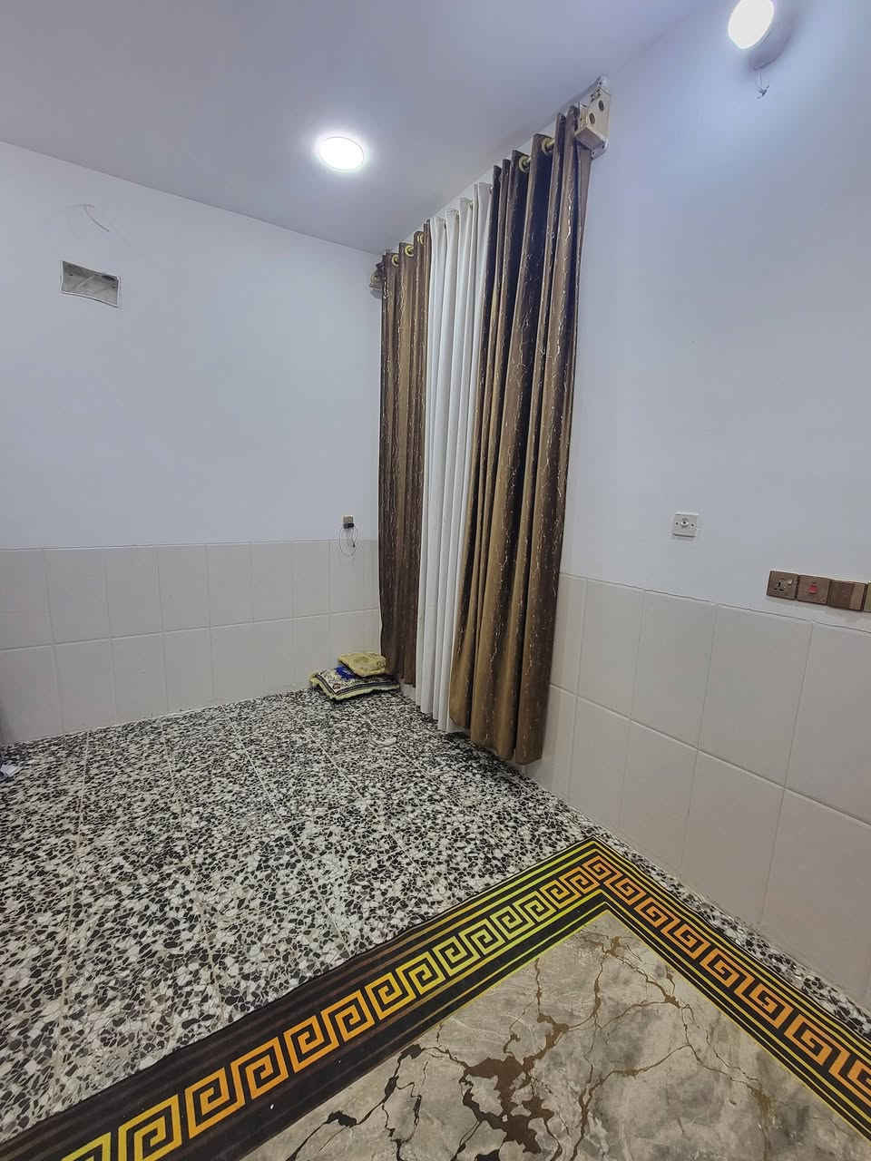 سلام عليكم دار للبيع م١٠٠طابق واحد
بظهر سيد محمد الصافي للإستفسار الاتصال على الرقم 
***********
