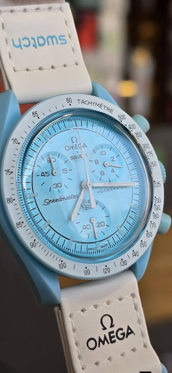 ساعة من ماركة اومكا Omega x Swatch MoonSwatch وارد اوربي 

تحفة فنية
تصميم مستوحى من سطح القمر والأرض
مكينة كوارتز ناعمة ستوبوج (جميع السناتر شغاله)
المينا رمادية محببة تعكس شكل التضاريس القمرية
فول لامينوس ارقام واميال
مؤشر مراحل الأرض شغال يظهر الأرض بألوان خاصة والمحيطات تتوهج تحت ضوء UV
مؤشر مراحل القمر شغال 
هيكل من مادة Bioceramic (خليط بين السيراميك والبلاستيك الحيوي)
 سير قماش VELCRO مختم
زجاج معدني مقبب ضد الخدش
مقاومة ماء وغبار 
السعر 25 الف مع توصيل


**إذا كنت صاحب هذا الإعلان وتريد حذفه لأي سبب، رجاءا أرسل رسالة إلى الدعم الفني**