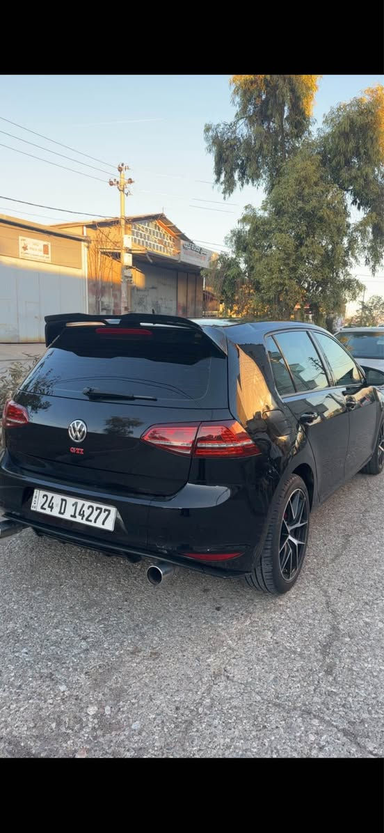 يا الله السلام وعليكم 
Volkswagen. GOLF 2017 اصل TSI.mk7.  عليها كت كامل GTI
***********  ***********
سيارة عائلية رياضية عملية وسرعة نفس الوقت 
سيارة ماشية 158km. حقيقي
موديل 2017 
حادثها من امريكة تاير فقط داخلا عل عراق كلين 
بيها جاملغ وربع بنيد صبغ 
+ملاحضات بسيطة بارد 
ايرباك سليم 100‎%‎ 
شاصي دواخل بشرط 
كير محرك حدادية تبريد بشرط 100‎%‎ 
السيارة مصروف عليها هواي
بيها دام بايب 
منضومة احتراق جديدة.  من قاعدة فيت بم و. بلكات ونوزلات جديد
حدادية صدر امامي وخلفي جديد 
عليها ل ايتات +دعامية امامي +بك لايت gti
+لحية امامية +دفيوزر خلفي +كزوز دبل 
ويل 17 
السيارة رقم دهوك ب اسمي تريد تحويل تريد وكالة 
وبيها مجال للطيبين❤️ أربيل, العراق
