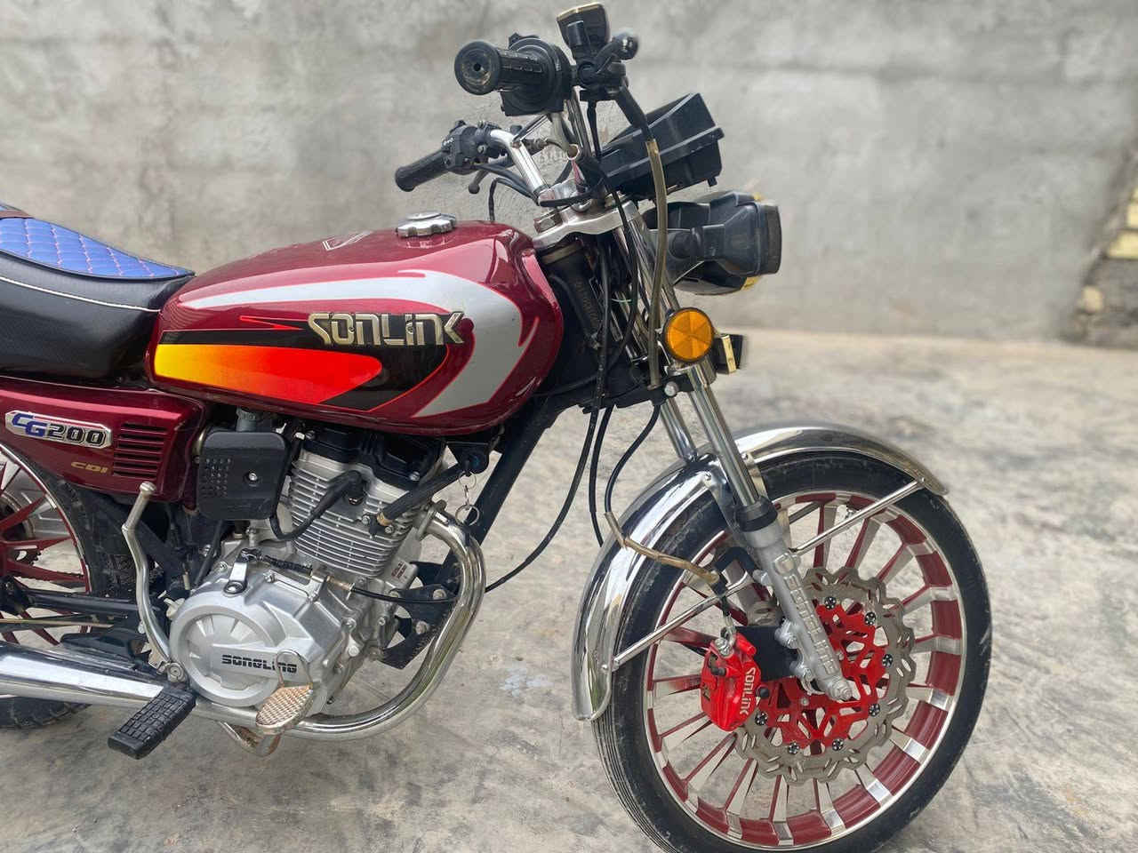 سلام عليكم دراجه ايراني سونك موديل 2025جديده ومحركها (200cc)ومحركها نضيف وخير من الله ومناقصها شي سعرها 700وبيها مجال اوراق موجوده مكاني بغداد تغاطع نهروان رقمي ***********
