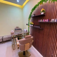 صالون نسائي كامل للبيع الاستفسار والتواصل على الرقم 07805511017