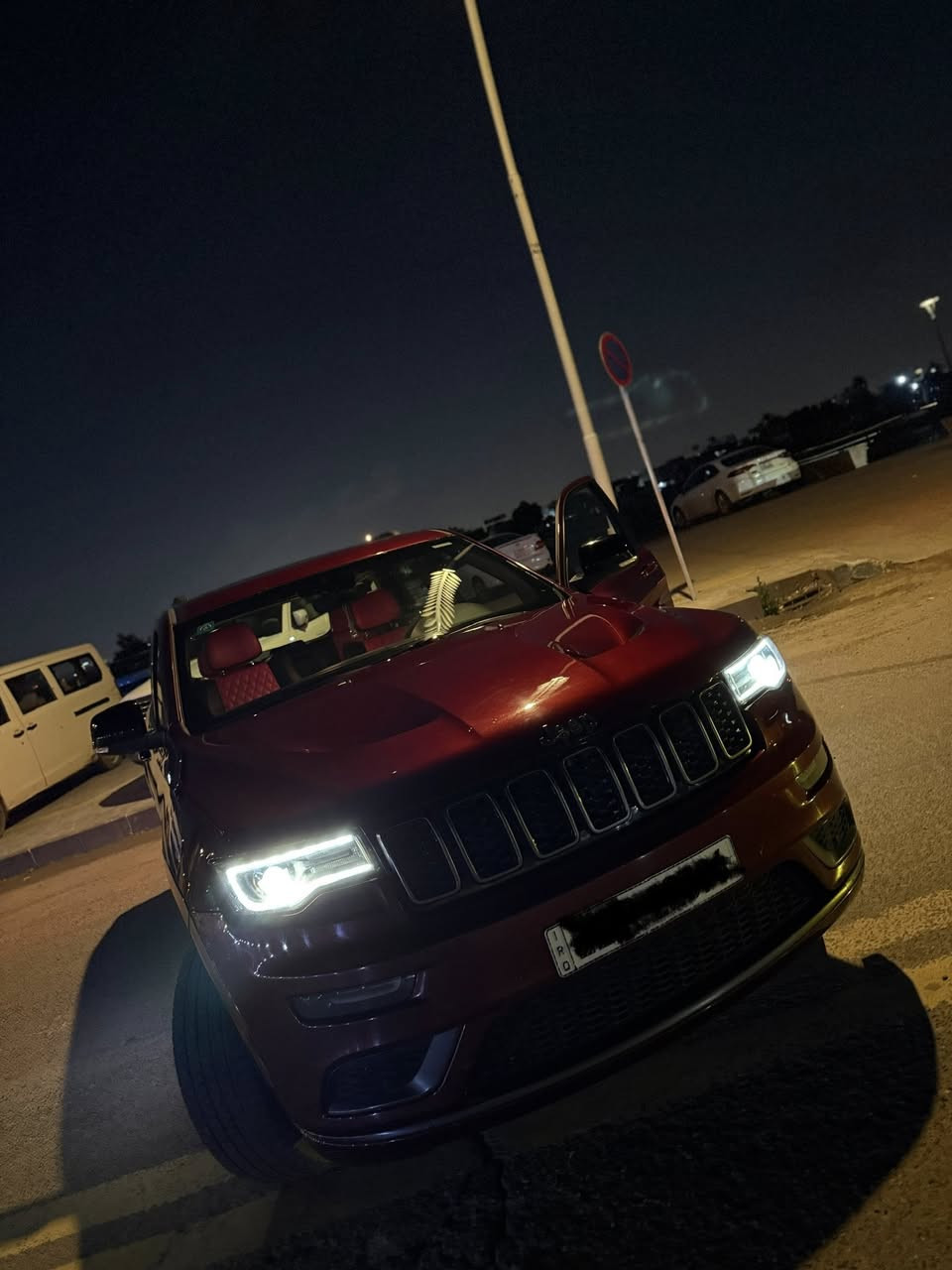 السلام عليكم جيب 2020 خليجي S سياره جديده لوك ماشيه 88 الف كيلو فول موصفات ماعدا ال رادار الامامي وموصفات الجيب S معروفه مكان السياره الكاظميه رقم الهاتف:*********** السعر 320 ورقه وبيه مجال حك الجيه.
