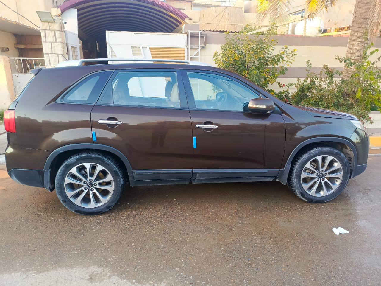 السلام عليكم
المواصفات:

کیا سورنتو 2014 - لون جوزي مميز

🔶ملاحظات

🔷السيارة كلين 

🔷محرك 6 سلندر 3500 قوي ومتين

🔷ناقل حركة أوتوماتيك - تبديلات ناعمة وسلسة

🔷سحب أمامي

🔷ويل قياس 19 إنش - شكل رياضي

🔷شاشة وسطية + نظام صوتي ممتاز

🔷كاميرا خلفية + حساسات 5مقاعد مريحة - قابلة للطي الخلفية لزيادة مساحة التخزين

🔷مكيف ثلج + تبريد ممتاز

🔷تحكم بالمقود + نظام بلوتوث

🔷سيارة عائلية واسعة - 7 ركاب

🔷سنوية جديد لغاية سنة 2031

🔷رقم بغداد انكليزي

🔷السعر  180 ورقة وبيه مجال 

🔷الرقم 
***********
