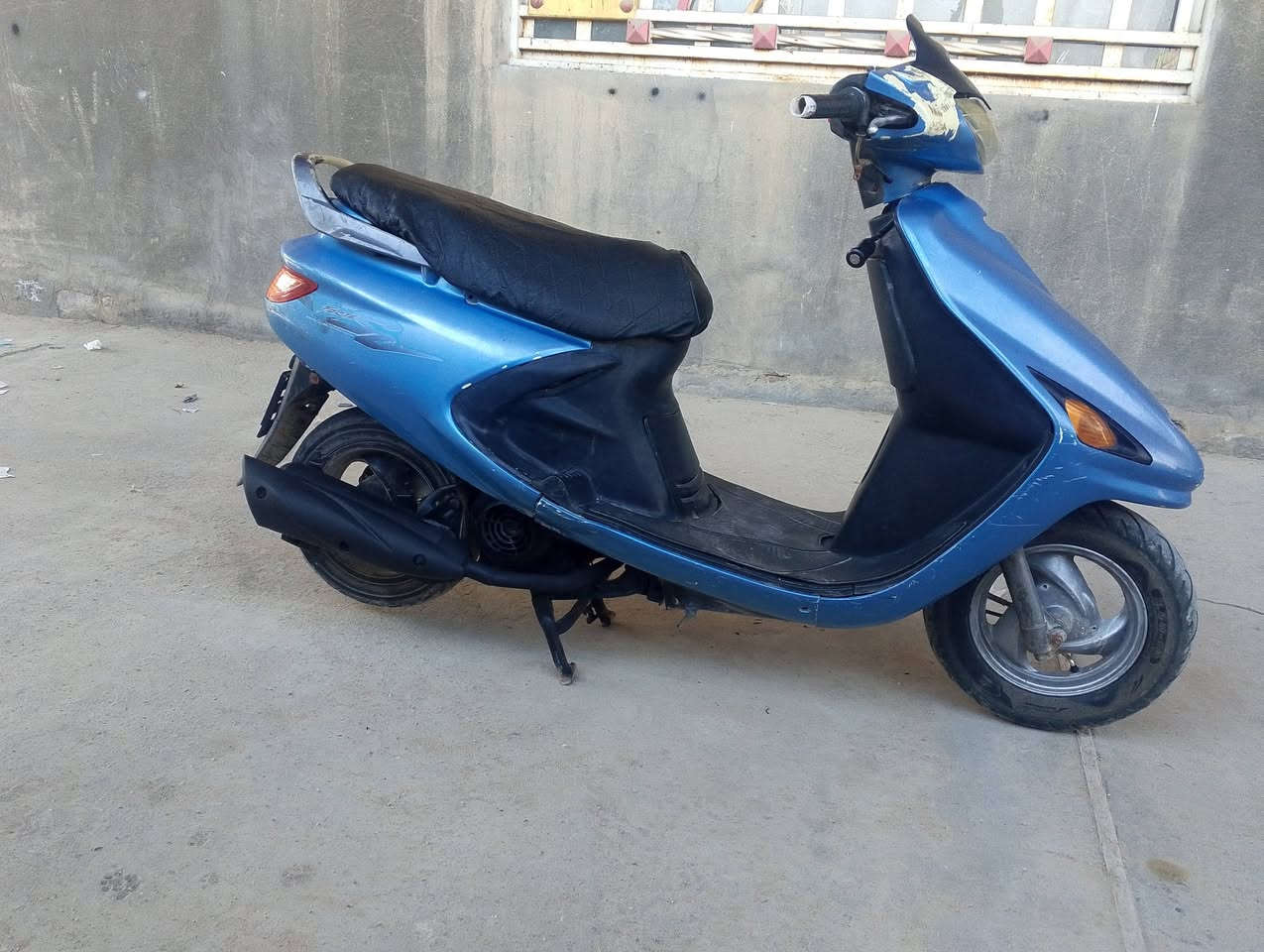 سلام عليكم دراجة فراشة للبيع الدراجة نضيفه كلش اي نقص مابيه دبلات جدد اشاير شغاله  عينه شغاله هورن شغال سلف نكره  لايت عالي وناصي ومكينته ناعمه تخبل كهربائيات كله شغاله مكاني البصره قضاء المدينة السعر 350 وبيه مجال الاتصال عله الرقم التالي ***********
