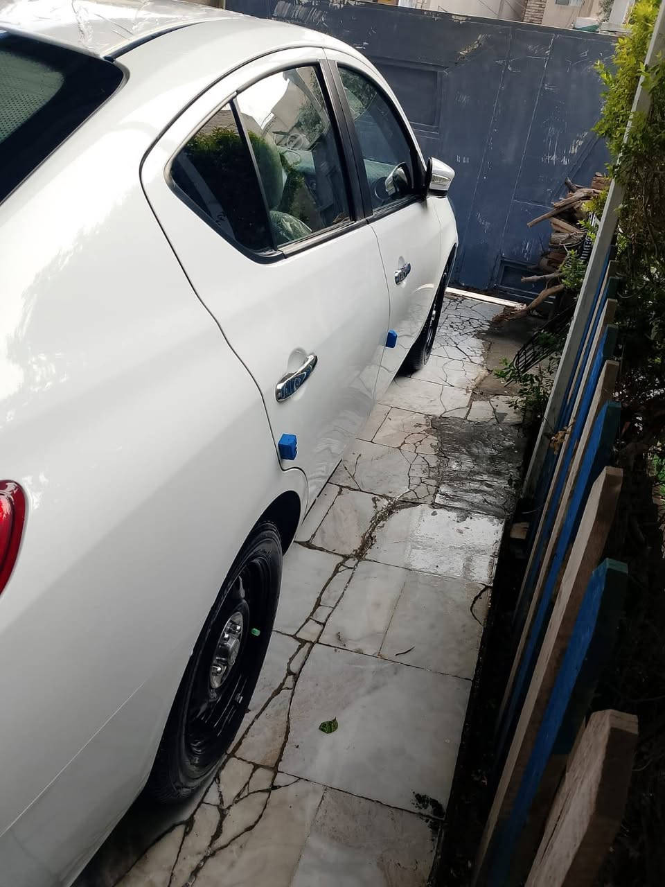 24 سني مكفوله بيها بارد بالباب شويه وبالجملخ
السعر 122//. ***********
