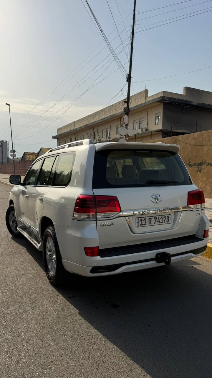 السلام عليكم
تويوتا لاند كروز GXR بريم اصليه 
موديل 2016  فول مواصفات 
مكفولة كفاله عامه عده بارد اصبعين بل جاملغ  
السياره بلاديه وجاهزه ومابيه نقص حبايه وحده  وجواه تخم تاير دلوب ياباني اصلي شركه 
ارضياته بلاديه والسياره بلاديه وجديده فوك متتخيل سياره مال بيت ومتطلع هواي من الزيرو على ايدينة  
السيارة ب اسمي وتحويل ثاني يوم 
عنوانه : بغداد شارع فلسطين 
***********
