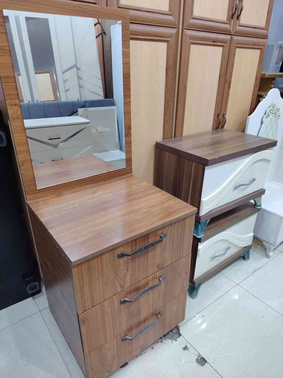 غراض لبيع العنوان سرجنار شارع ابو سناء مجاور فندق برج الحياة رقم موبايل *********** وتساب
