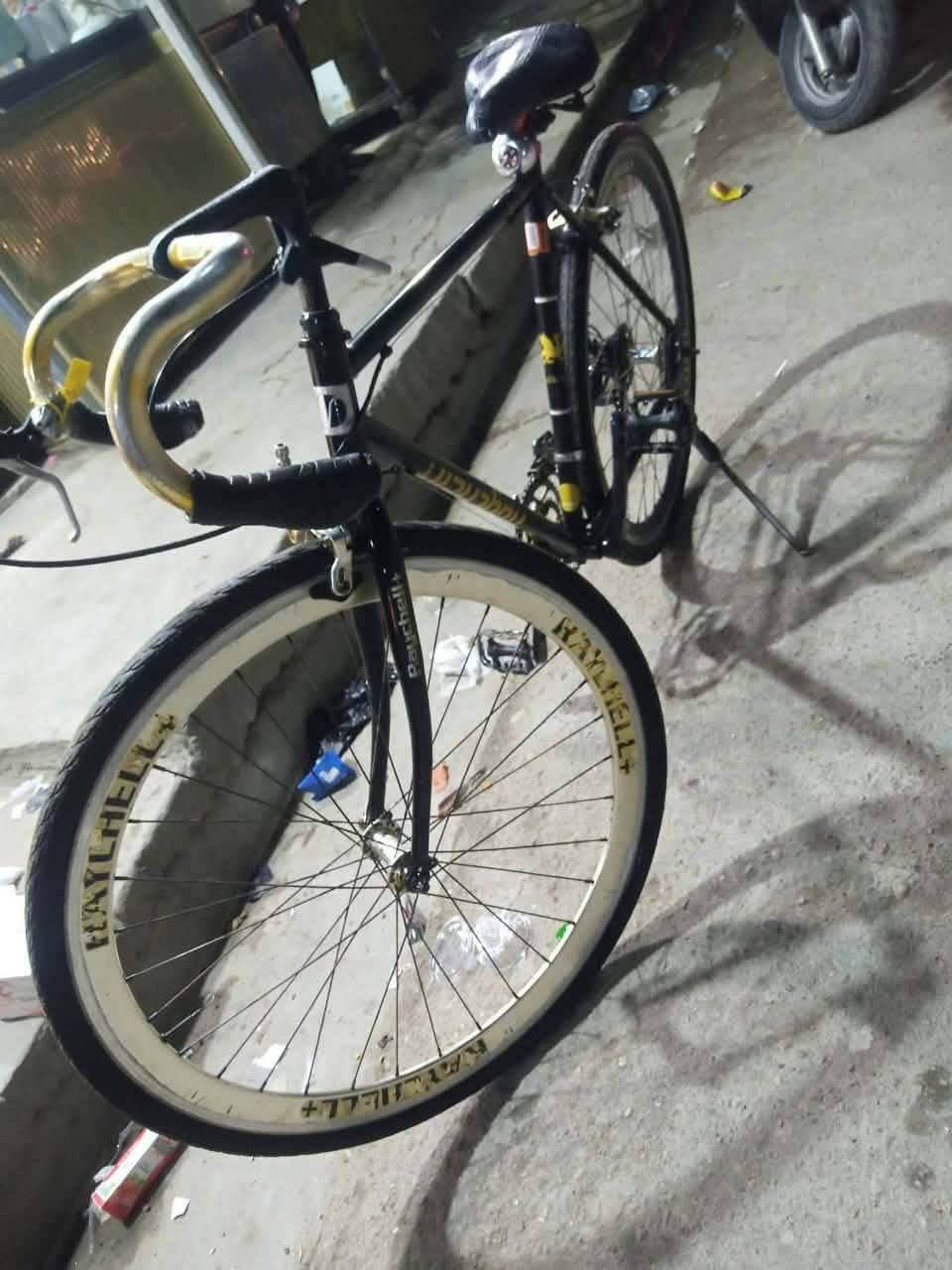 السلام عليكم بايسكل سباق للبيع جديد ونضيف وخفيف السعر 125 أو بي مجال العنوان بغداد الدورة الميكانيك للاستفسار *********** موجود خاص
