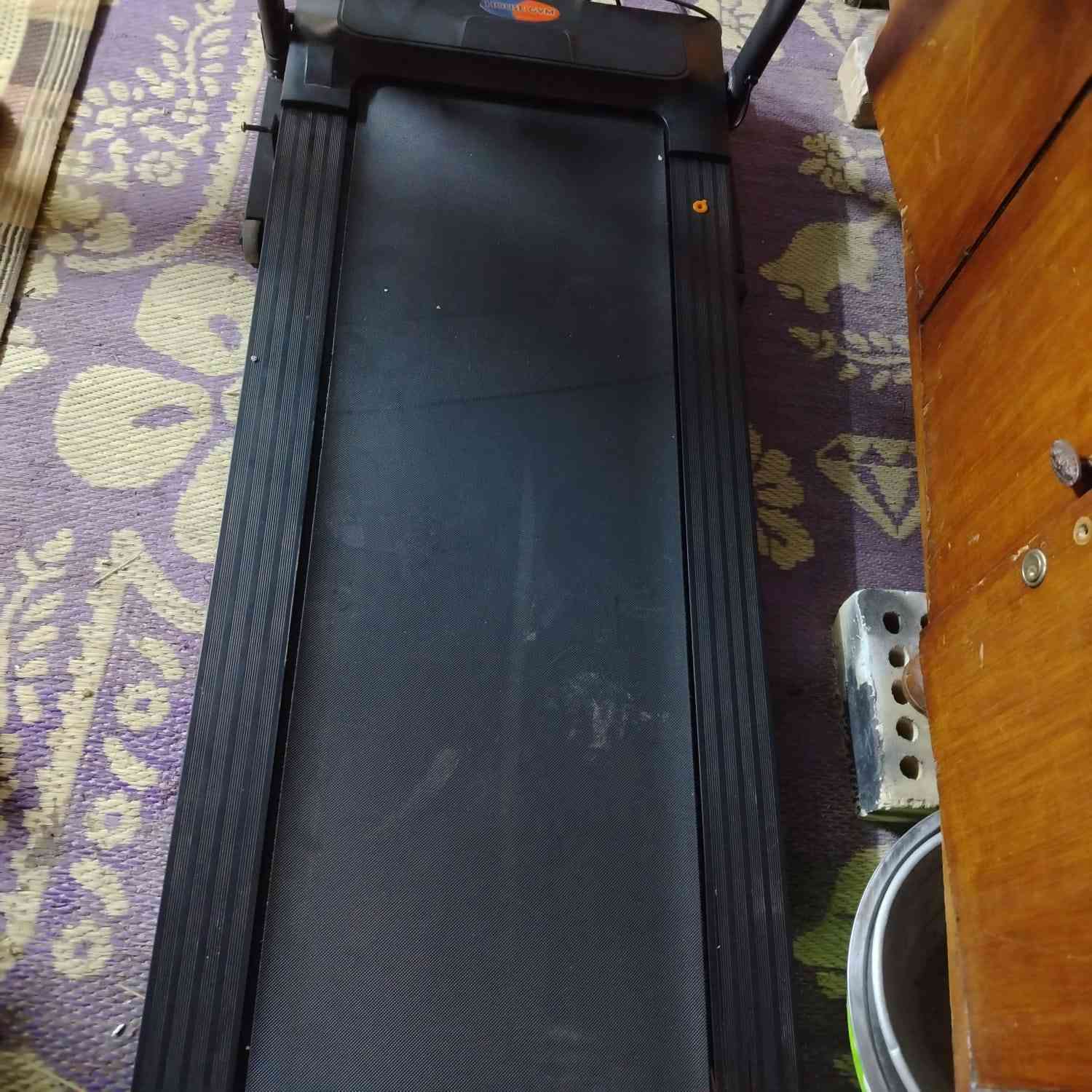جهاز جري    ماطور  يحمل 120K  شركة هاوس جيم معروفه بي جهاز رجاج تكسير شحوم بي شناو بطن بي شاشه تعد وقت سعرات حراريه قياس نبضات القلب مسافه مقطوعه بي اواكس   جهاز يطبك ومياخذ مساحه سعره خاص  مكاني تاجي ‏‪0787 491 6035‬‏
