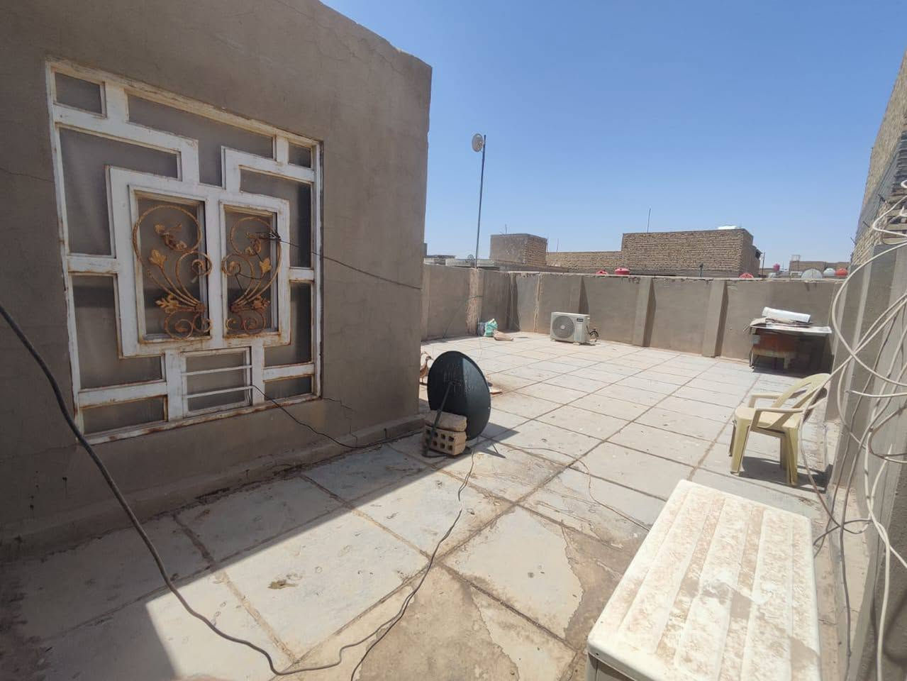 السلام عليكم
بيت مساحة 150  اربع غرف مع ثلاث صحيات فوك وجوه مع مطبخ وستقبال وصاله مثل ما معروض امامكم شريط ميسان مبادره مطلوب 90 اقساط 430 للعقاري بيع او مراوس الاستفسار 
***********
