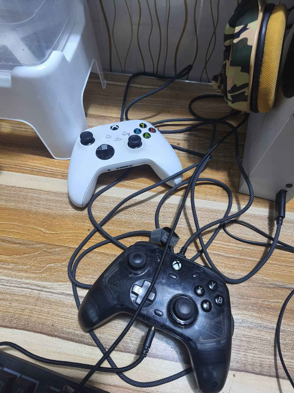 اكس بوكس سيرس اس للبيع برغي ما مفتوح لك ستيكر مع كامل الملحقات مقل ما موضح.بل صوره السعر ٣٥٠ وبيه مجال رقمي 
***********
