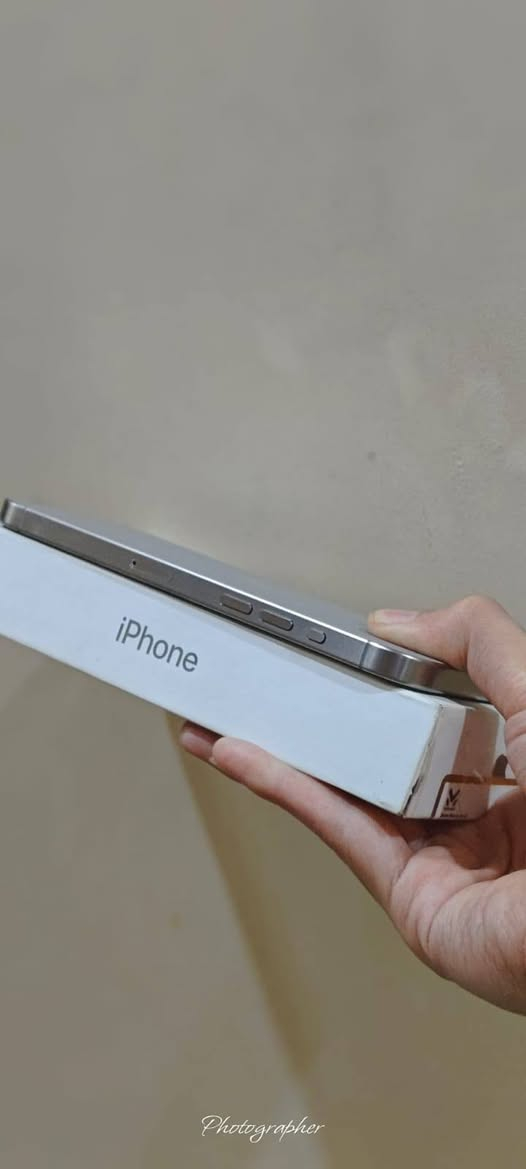 للبيع: iPhone 15 Pro Max بحالة ممتازة
الموديل: iPhone 15 Pro Max
​الذاكرة: 256 جيجابايت
​الحالة: نظيف جداً، لم يسبق له دخول أي تصليح (وكالة).
​البطارية: صحة البطارية 89%، مع 472 دورة شحن.
​المميزات: الجهاز نظيف، نموذج M، ويعمل بكفاءة عالية.
معه كاتونة ألصلية للجهاز
​ملاحظة: الجهاز بحالة الوكالة.
مكاني بغداد الحرية تجي تفحص براحتك اذا بي زلخ تاخذة بلاش
​***********
