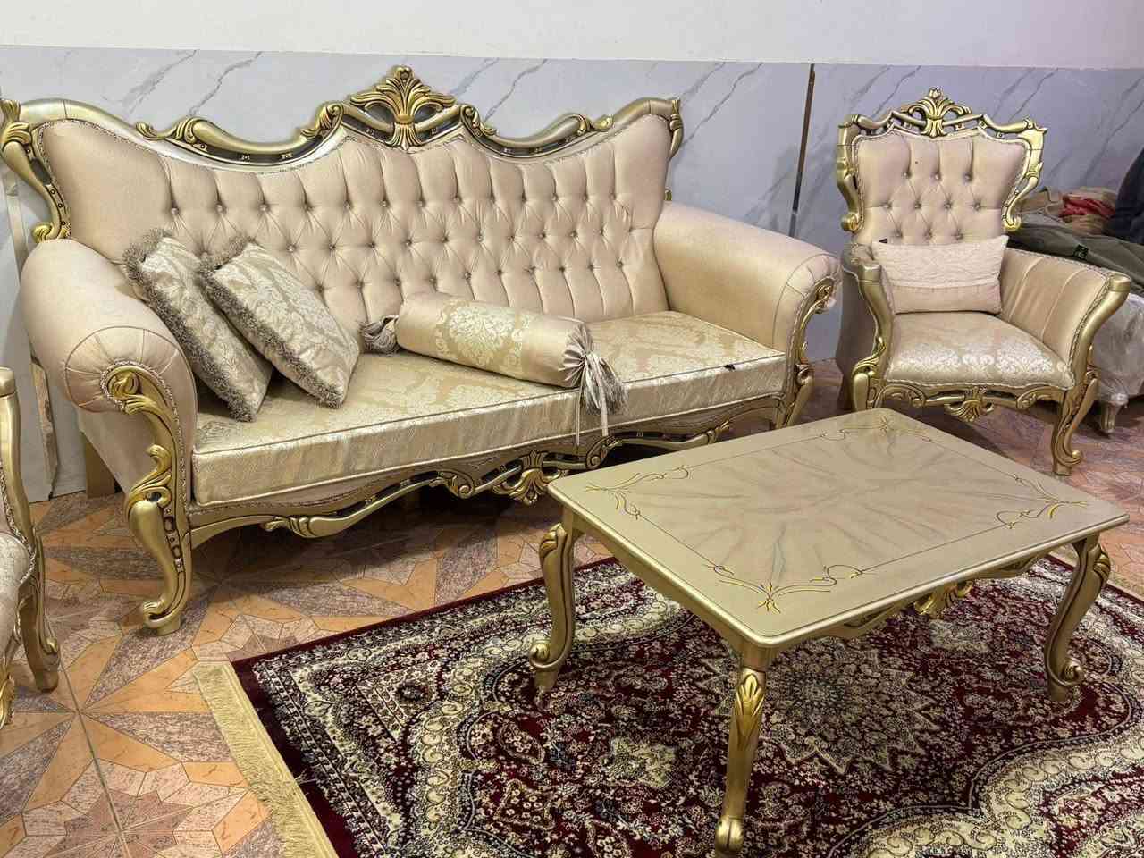 تخم زان تركي ماركه ١٠ مقعد مع ميز وسط نضافه فول اتصل***********
