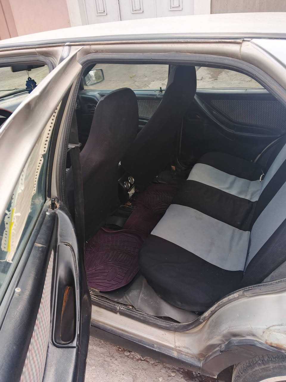 سيات للبيع سيارة حلوة ونضيفة تبريد بيها بس بي ليك طخم حدادية جديد مكينة نضيف كابون مابيها  سنوية جديدة ورقم نكليزي مكاني جانب الأيمن حي رسالة سعر 
28
***********
***********
