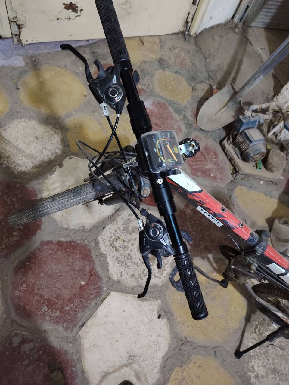 بايسكل جبلي سفاري باله ياباني اخو الجديد فول موصفات ستيرن يطبك لشه تطبك وزن كلش خفيف دبل كير ابريك امامي خلفي دسك تايرات وجوابه جديد مع تاير سبير ويا جديد كيلو متر الوياله بولبرين دراجه ماناقصه برغي كلشي بيه شغال العنوان بابل الحله حي الجزائر السعر 190 الف  تلفون ***********
