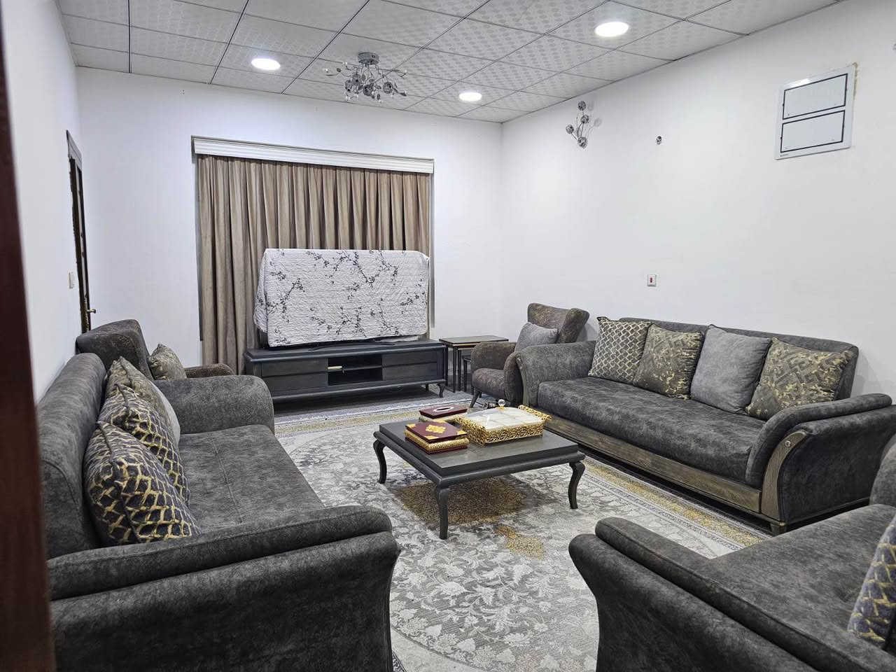 ✔️بيت  للبيع في مجمع تالار ستي 
🔘 الموقع اربيل : البيت مؤثث بالكامل
▫️مساحة البيت 230 m
▫️البيت يحتوي على 3 غرف نوم
▫️استقبال +صالة 
▫️صحيات 
▫️مطبخ  
▫️كراج + حديقة

للأستفسار التواصل خاص او واتساب او الاتصال على الارقام التالية:

***********
*********** أربيل, العراق
