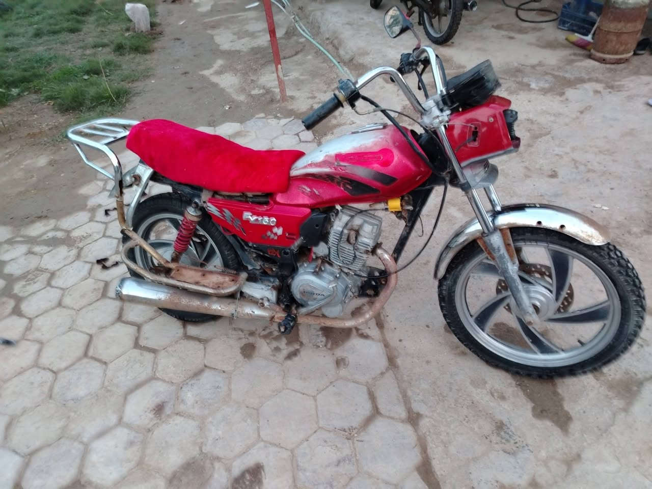 سلام عليكم دراجه جونده للبيع اني شادله تانكي فيوم تانكيه موجود ومابي شي شغال دراجه سنويه و موجوده عندي بس اني ابيع كلك ***********
