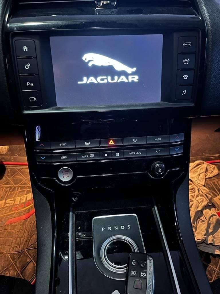 تحية طيبة
جاكور ٢٠١٦ خليجي استلمته زيرو من سردار وعلى ايدي
الان ماشية ٤٠ الف كم فقط
السيارة مكفولة من الصبغ والبارد ورقمها بغداد وبأسمي. 
مَوصفاتها محرك ٤ سلندر حجم ٢٠٠٠ تيربو. بانورما. كير ماوس
كراسي كهرباء. رادار
السيارة بحالة جيدة جدا.
السعر ٢٠ الف.
بغداد الاعظمية شارع الضباط
للاتصال ***********
