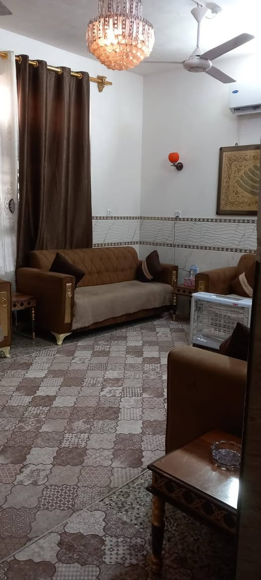 للبيع دار طابو ملك صرف بناء جديد 
90متر 8×11.25 ركن مربع طابقين 
#الطابق_الاول : استقبال+ صاله +مطبخ حار بارد+ صحيات +غرفة نوم 
#الطابق_الثاني : 2نوم +مخزن +صحيات +سطح 
الزعفرانية دور الشرطة الثانية مقابل محطة كهرباء قريب جداً من سدة الجنابيين شارع عريض 15 متر عل شارع الرئيسي مو الفرعي وقريب جداً على منطقة حي الامانة تقريباً مقابل مدخل الامانة من شارع 40 التبليط الاخير 
للأستفسار اكثر الاتصال على الرقم التالي *********** علي حامد 
مكتب المهيب للوساطة العقارية وأنجاز المعاملات
