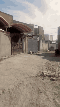 بيت للبيع مساحه 100 متر مربع 10 في 10 وسط حي سكني بناء طابوك   نقص فقط البيتونه طابو زراعي سند 25 باسم راعين البيت حله نزلت سعد بيجو بعد السيطره القديمه يبعد عن الجسر 1 كيلو مجاور المولوده السعر 43 اتصال ***********
