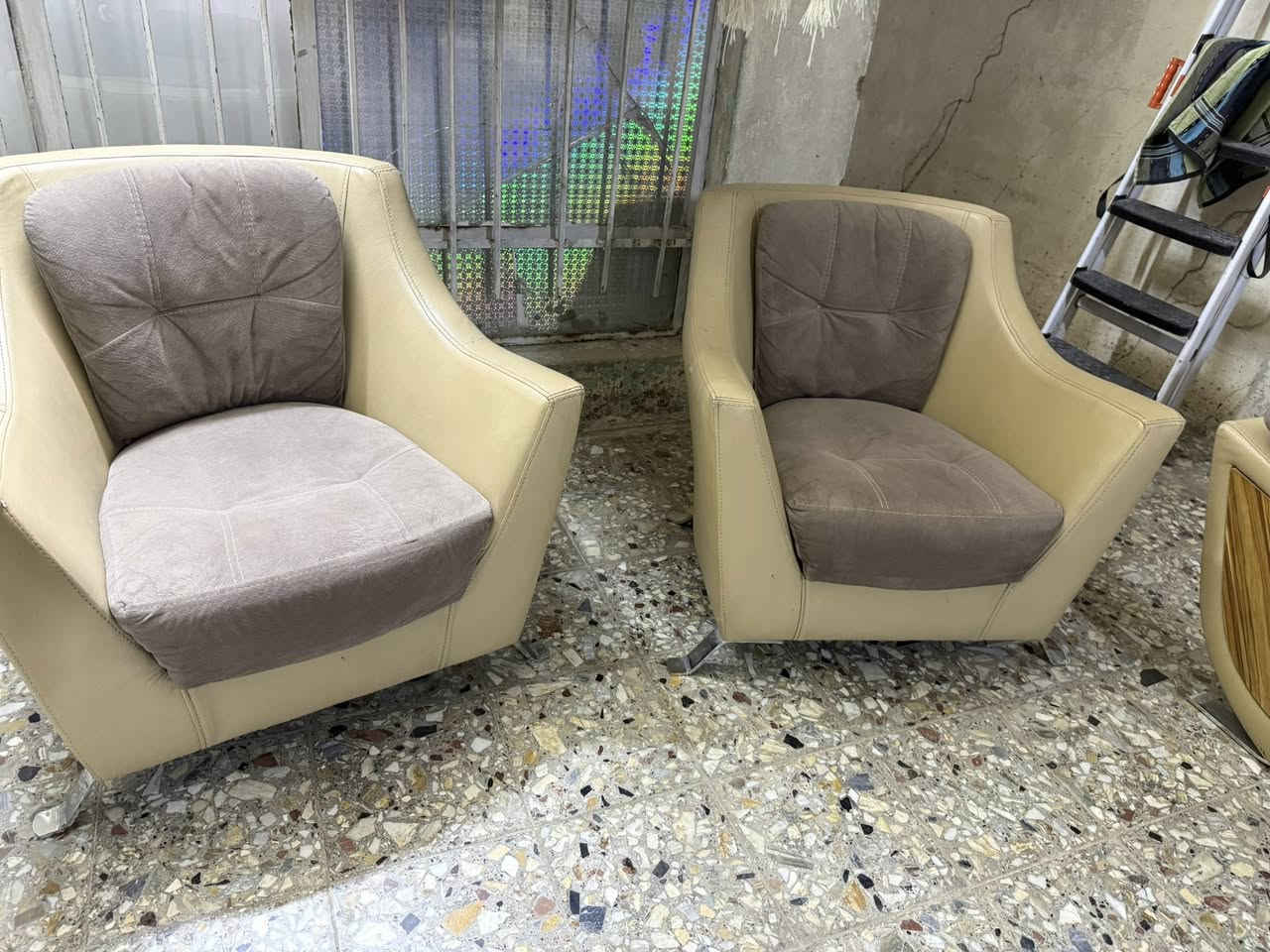 تخم تركي 8 مقاعد سرير السعر 300 الف الامين الثانيه قرب الجمعيه ***********
