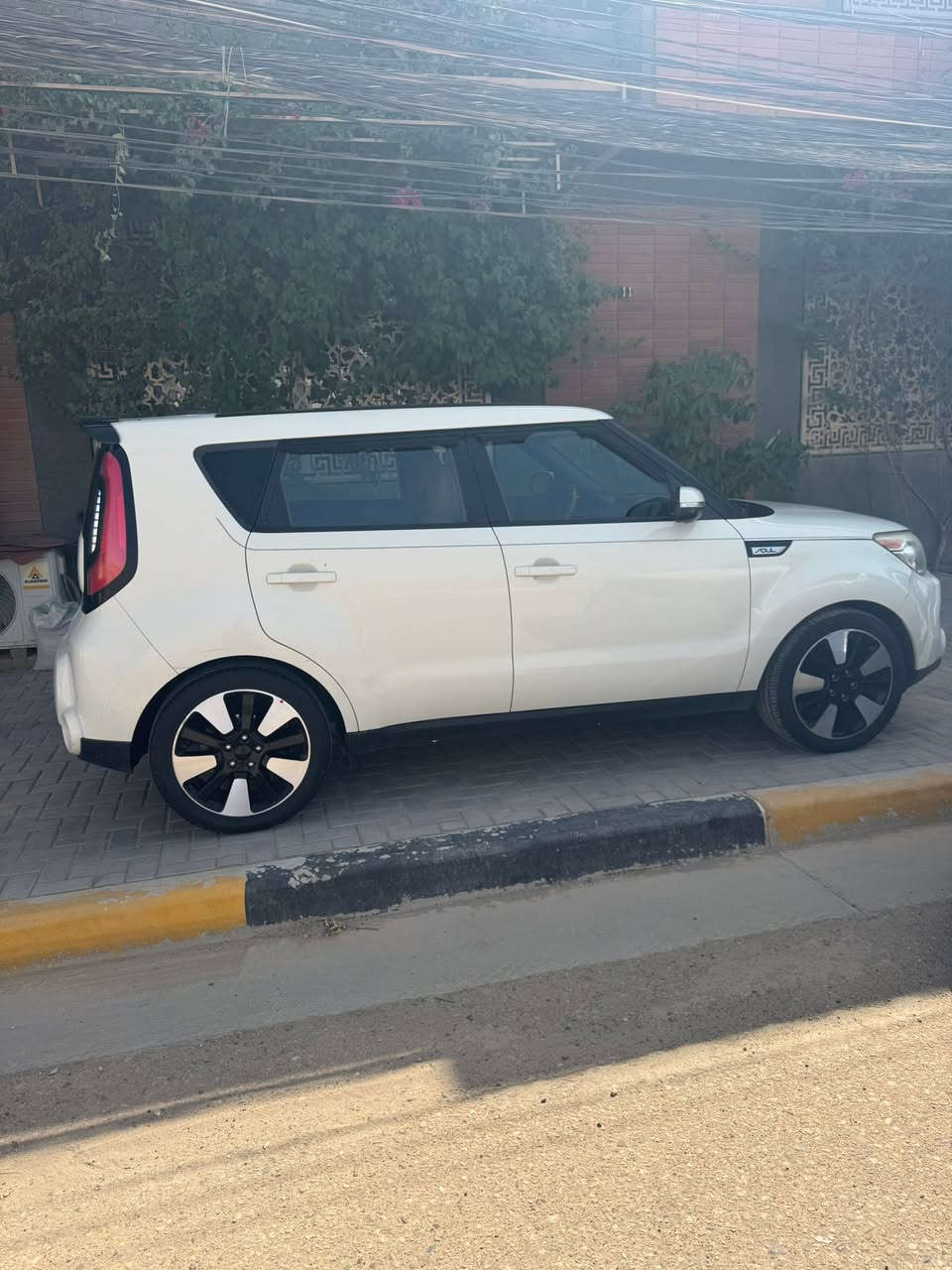 كيا صول موديل ٢٠١٥
وارد امريكي حادث خلفي (بدون ايرباك) 
لون حليبي
داخل جودي بلاد
بنوراما
لد امامي وخلفي
كشنات جلد
شاشه كبيره
محرك ٢٠٠٠
لدات الوان داخليه بلاد
ماشيه ١١٢ الف

السعر  ١١٨ $    
***********
