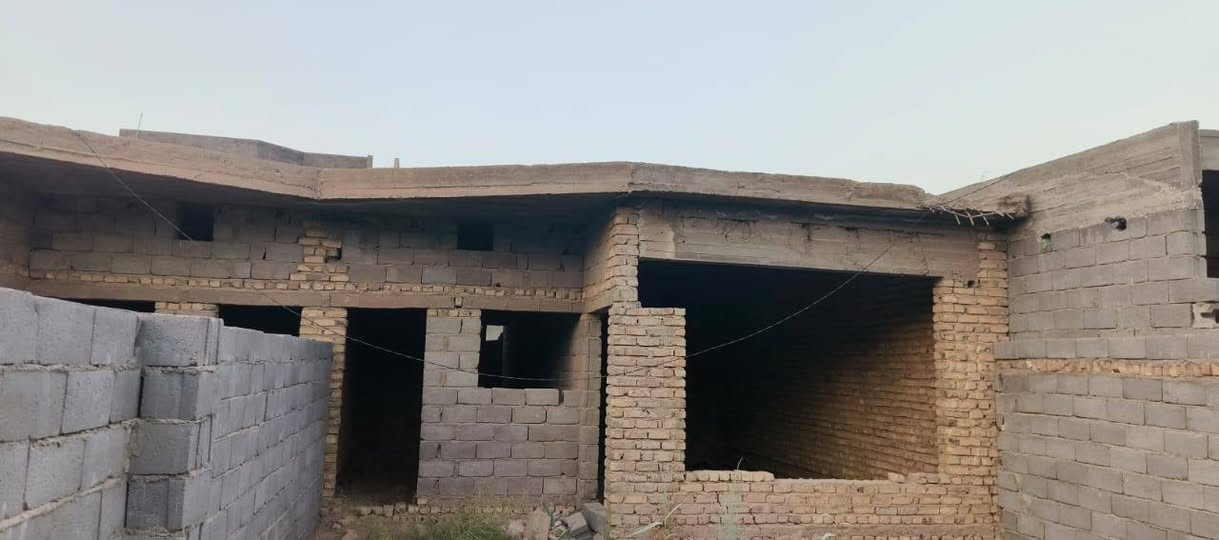 بيت هيكل للبيع بحي جبيل مساحه (200)طابو زراعي سند 25 
قريب عله شارع اربعين (التواصل عل الأرقم التاليه) 
ه‍ (*********** ه‍( ***********
