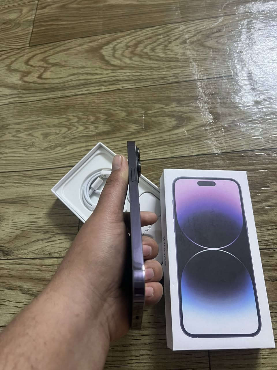 ايفون 14 برو ماكس ((( دبل شريحه يعني دبل سيمكارت ))  وتر بروف للبيع :- 
ذاكره 256 
لون بنفسجي 
دبل شريحه دبل خط 
شرق اوسط 
كلشي بل جهاز بلادي ووتر بروف
شاصيه زلغ مابي 
بطاريه 82 
كامل محلقاته كارتونته وكيبله الاصلي ممفتوح اصلا ً
السعر 730 
العنوان بغداد 
***********
