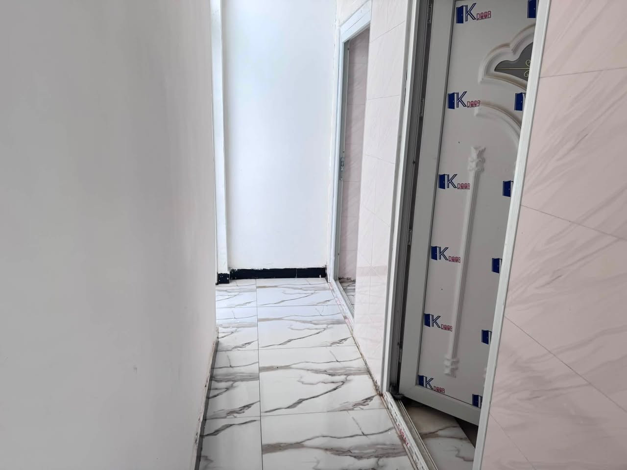 للبيع: بيت حديث البناء (2024) بمواصفات مميزة في حي البقيع! 🏠✨
فرصة مميزة للسكن الراقي في موقع استراتيجي. نعرض لكم منزلاً مبنياً بأعلى معايير الجودة (هيكل حديد وكونكريت مسلح)، يجمع بين المتانة والتصميم العصري.
📍 الموقع: حي البقيع - حول الخصيمة (أرض البقيع - عرصات حيدر ابن حجي هندي).
✅ القرب: البيت يقع قرب الشارع العام (واجهة على التبليط مباشرة)، مما يضمن سهولة الوصول والخدمات.
تفاصيل البيت:
 المساحة الكلية: 260 متر مربع.
 التصميم الداخلي:
 غرفتي نوم واسعتين.
 برانية (استقبال) منفصلة.
 صالة (هول) واسعة ومريحة.
 مطبخ كبير مجهز بالكامل.
 المرافق الخارجية:
 كراج خاص للسيارة.
 حديقة جميلة لإضافة لمسة طبيعية للمنزل.
مميزات إضافية:
 البناء حديث جداً (2024).
 البيت جاهز للسكن الفوري، كامل ولا يحتاج لأي إضافات.
 موقع حيوي ومناطق خدمات متكاملة.
💰 للاستفسار عن السعر وتفاصيل المعاينة، يرجى التواصل معنا عبر الخاص أو الاتصال على الرقم:
[***********]
لا تفوتوا فرصة امتلاك بيت الأحلام.. بانتظار تواصلكم!
