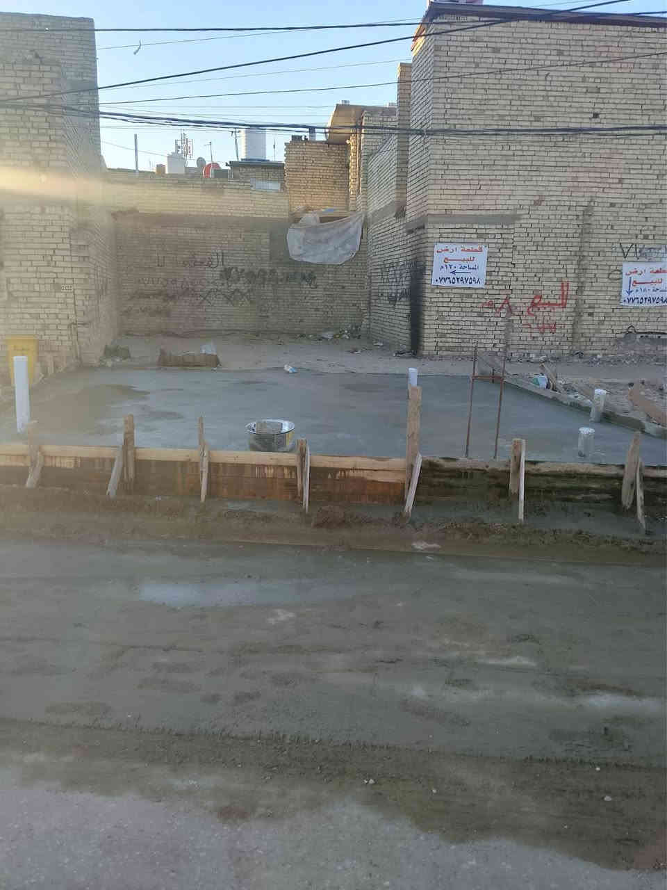 اسلام عليكم قطع اراضي للبيع عدد 3وحده 100متر ركن وحده 80مربع وحده 120رفت خدمات منطقه كامله مي مجاري كهرباء تبليط العنوان الرئاسة مال عبيدي شارع عشرين شارع الساده قرب مولده ابو مهدي عل شارع للستفسار التصال عل رقم ***********
