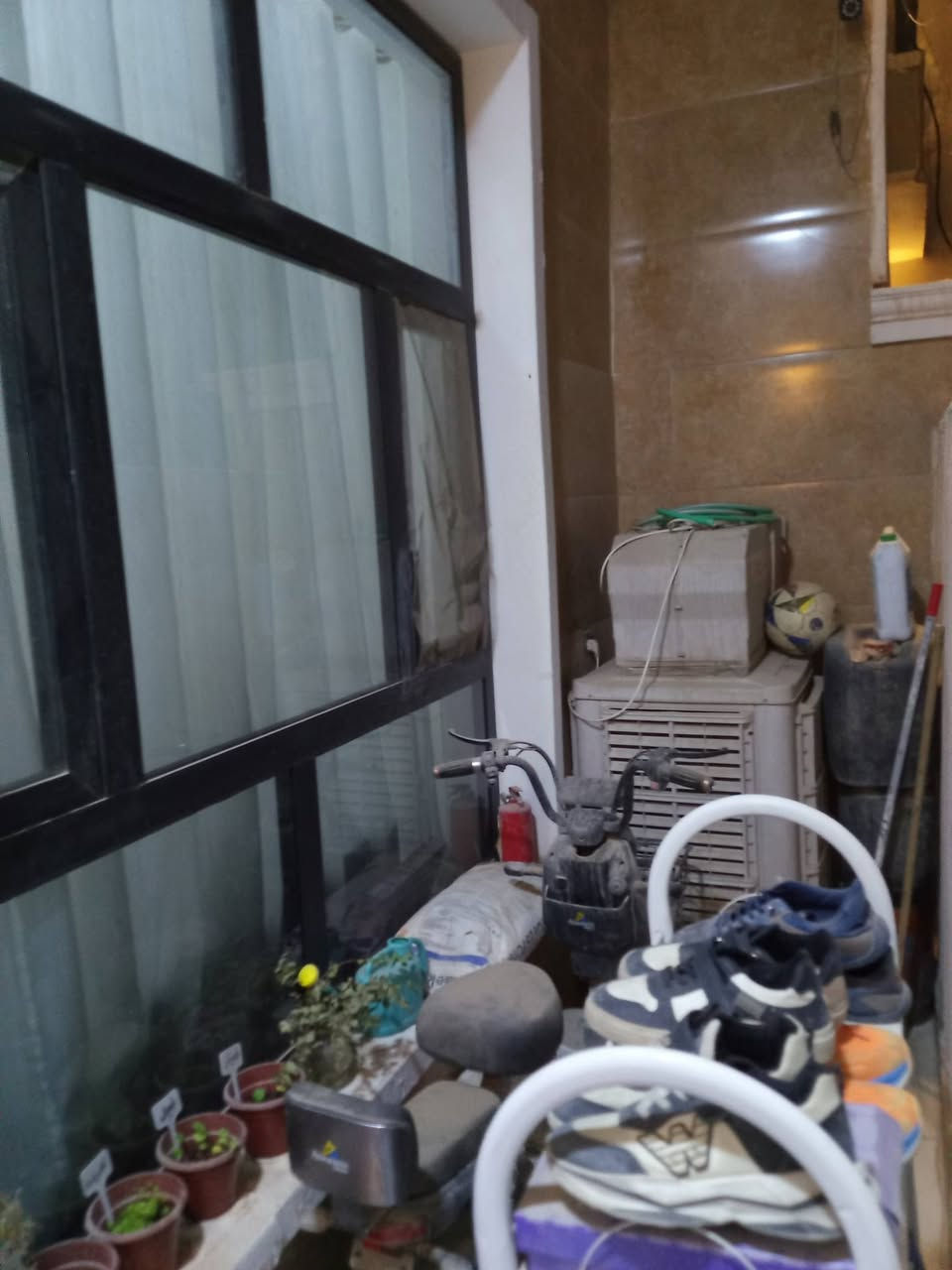 الدار للبيع50م واجهه5نزال 10البوعيثه السلطان الاول على شارع الفلل بناء درجه اولى غرفتين نوم واستقبال ومطبخ حولي وصحيات للاتصال خاص او ***********/***********مكتب جبل الوادي للعقار والاستثمار
