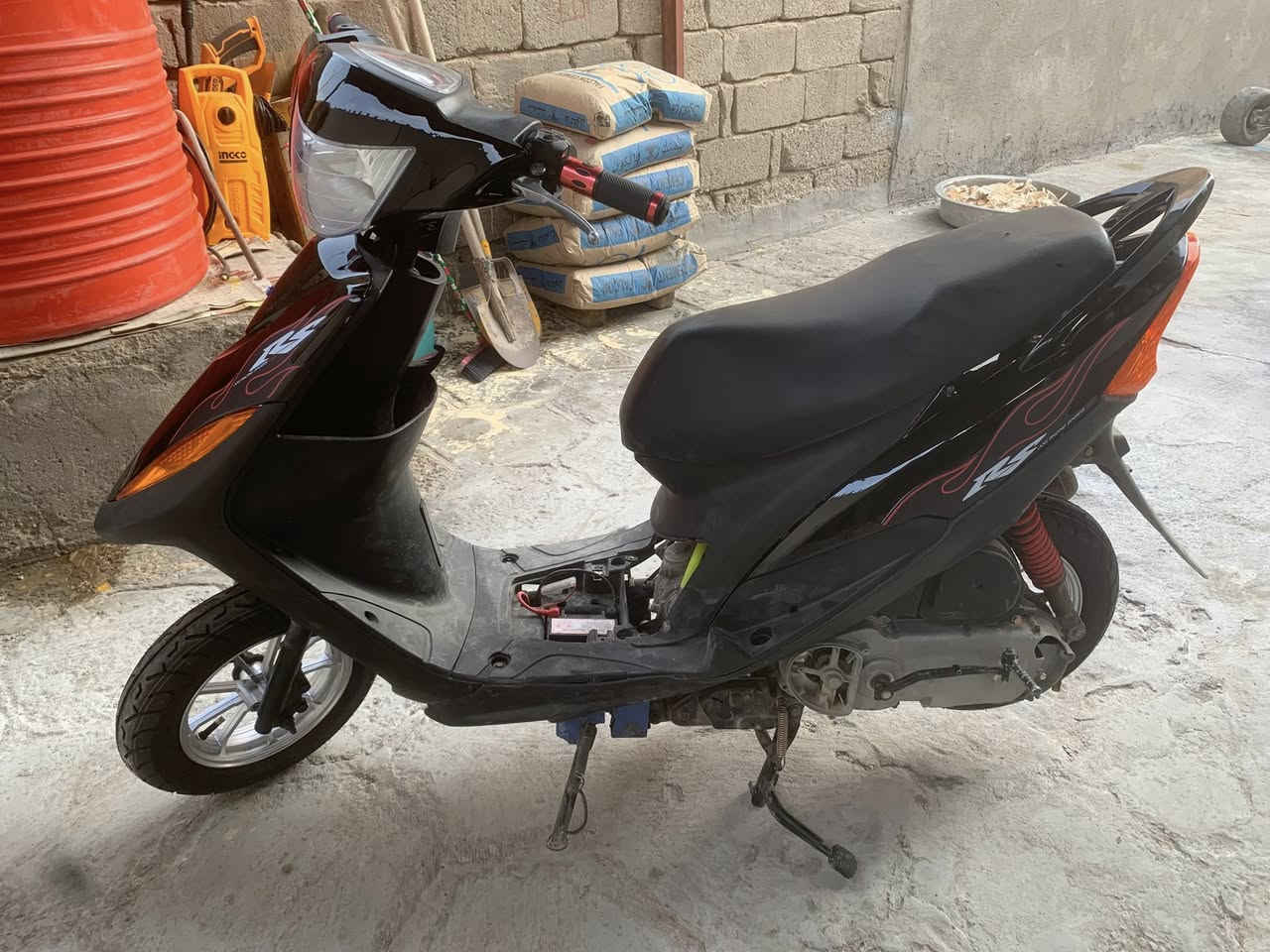 سلام  عليك دراجه ماكس عدلا مفتوح بس بستم   شغالا الدراجه وزينه بل مشي وشاير وبكليت وسلف وكفرات جدد السعر خاص البصره ابو الخصيب الرقم***********
