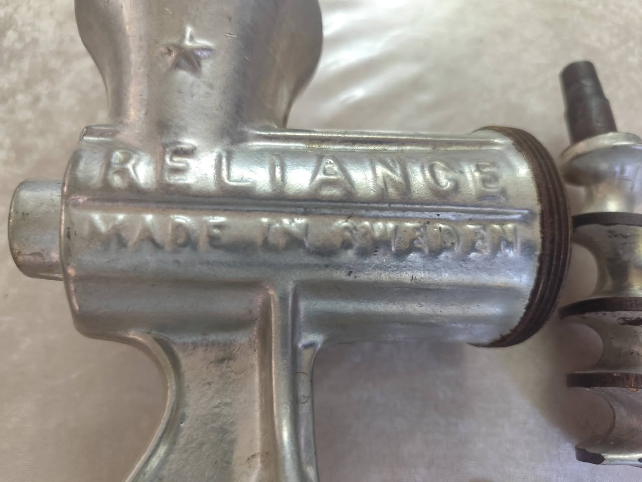 باله اوربيه
مفرمة لحم يدوية عتيقة من نوع Reliance، شركة Husqvarna في السويد. مصنوعة من حديد الزهر المتين والمطلي بالقصدير.مصممة للتثبيت على حافة الطاولة باستخدام مشبك لضمان الثبات أثناء الطحن اليدوي. غالبًا ما يطلبها هواة جمع التحف والمقتنيات القديمة


**إذا كنت صاحب هذا الإعلان وتريد حذفه لأي سبب، رجاءا أرسل رسالة إلى الدعم الفني**