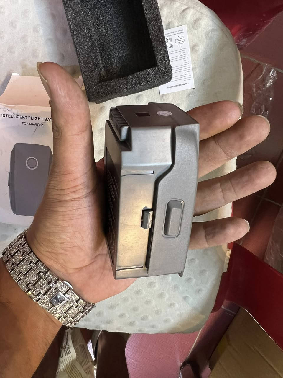 هذه علبة بطارية الطيران الذكية (Intelligent Flight Battery) المخصصة لطائرة الدرون DJI Mavic 2 (المتوافقة مع إصدارات Pro و Zoom).المواصفات الفنية الرئيسية للبطارية:سعة البطارية: 3850 مللي أمبير (3850 mAh).وقت الطيران: يمنحك مدة طيران تصل إلى 31 دقيقة كحد أقصى في ظروف الطيران المثالية.نوع البطارية: بطارية ليثيوم بوليمر رباعية الخلايا (LiPo 4S).الجهد الكهربائي: 15.4 فولت.الطاقة الإجمالية: 59.29 واط في الساعة (Wh).مميزات إضافية:نظام إدارة ذكي: تحتوي البطارية على نظام مدمج (BMS) يقوم بمراقبة حالتها وعرض مستويات الطاقة والحرارة في الوقت الفعلي عبر تطبيق الطيران.حماية تلقائية: تتميز بخاصية التفريغ الذاتي الآمن عند التخزين لحماية الخلايا من التلف، بالإضافة إلى الحماية من الشحن الزائد والتفريغ المفرط.


**إذا كنت صاحب هذا الإعلان وتريد حذفه لأي سبب، رجاءا أرسل رسالة إلى الدعم الفني**